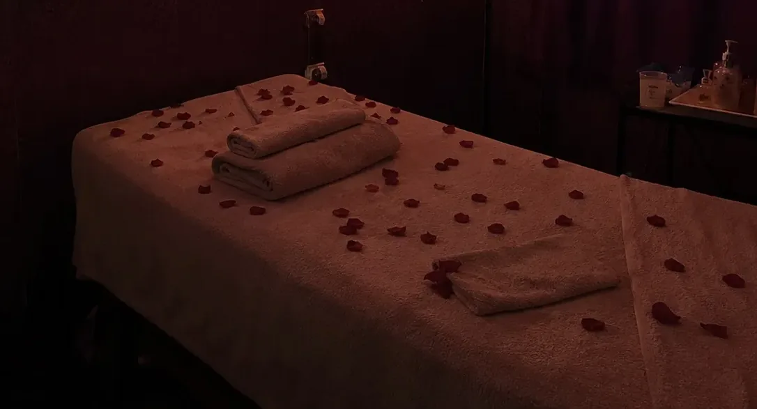 Masaj odasındaki masaj masası — Lila Spa, Silivri misafirlerine hizmet veren salon