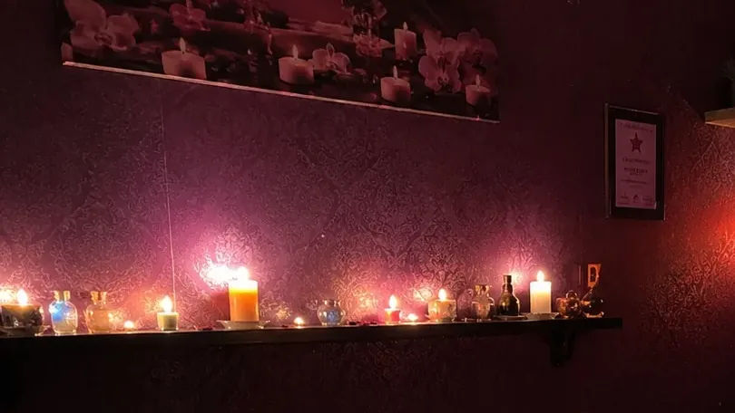 Masaj odasındaki mum rafı — Lila Spa, Silivri misafirlerine hizmet veren salon