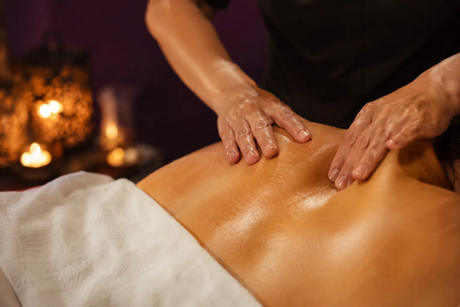 Sırt masajı uygulaması — Lila Spa, Silivri misafirlerine hizmet veren salon